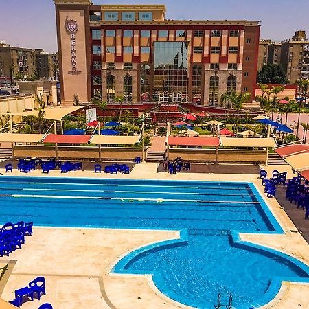 Rehana Plaza Hotel Kahire Dış mekan fotoğraf The swimming pool at the hotel