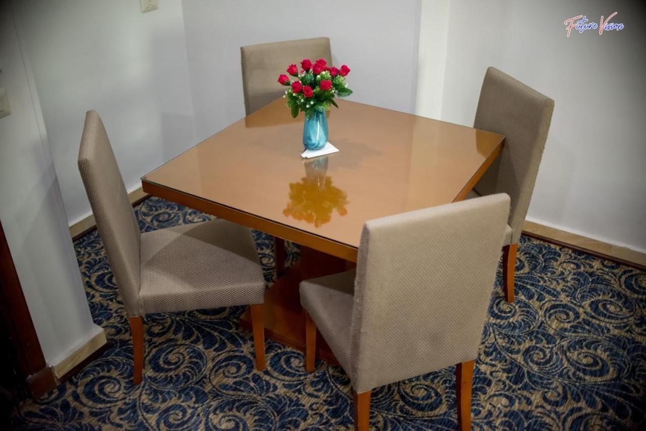 Rehana Plaza Hotel Kahire Dış mekan fotoğraf A dining table with four chairs