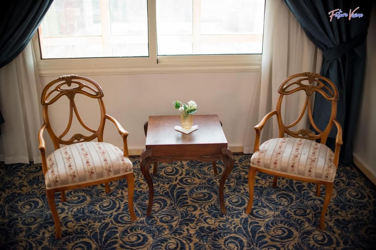Rehana Plaza Hotel Kahire Dış mekan fotoğraf A pair of armchairs