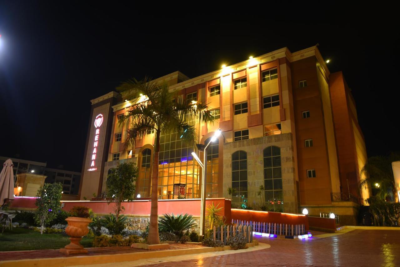 Rehana Plaza Hotel Kahire Dış mekan fotoğraf The hotel at night