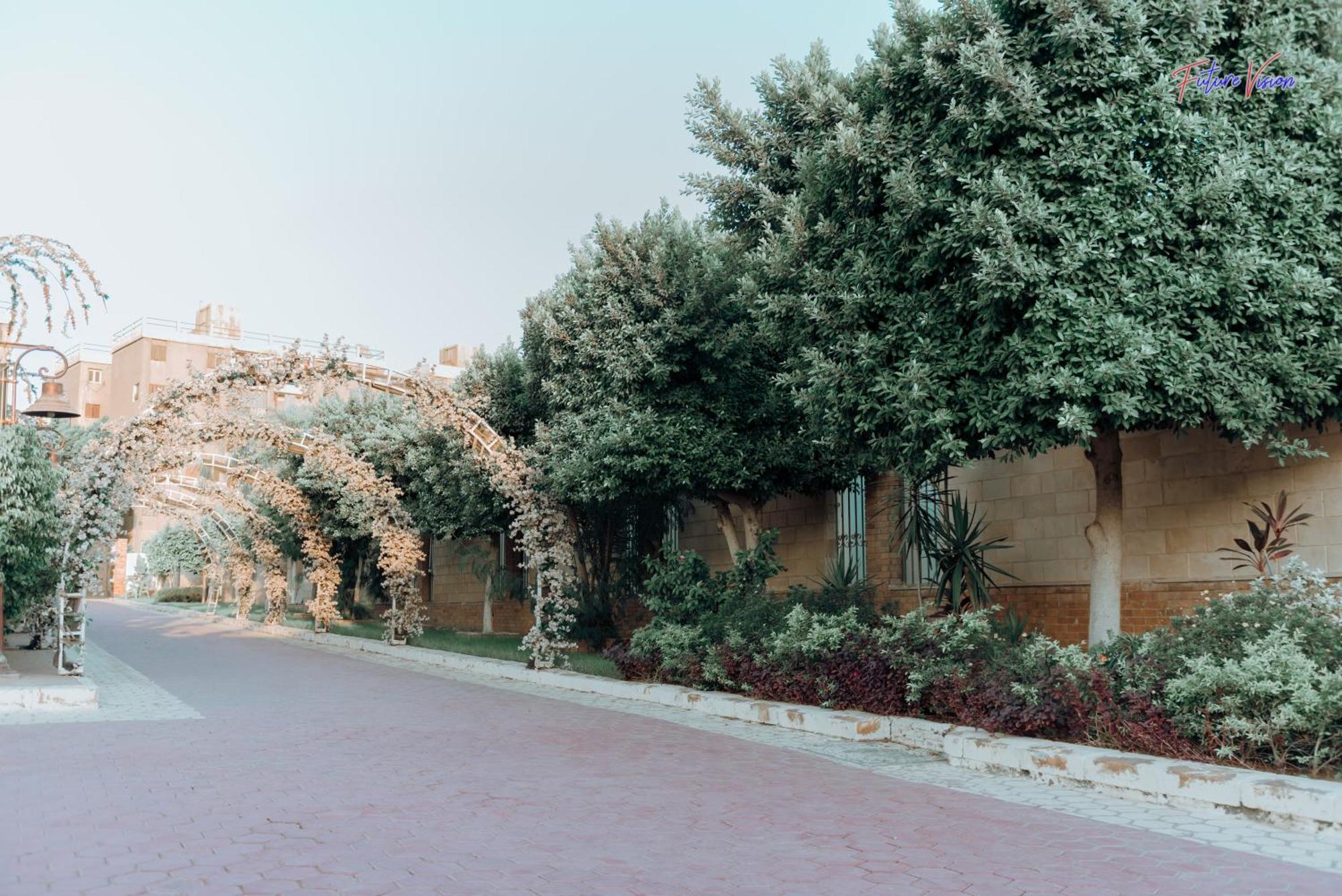 Rehana Plaza Hotel Kahire Dış mekan fotoğraf The entrance to the garden